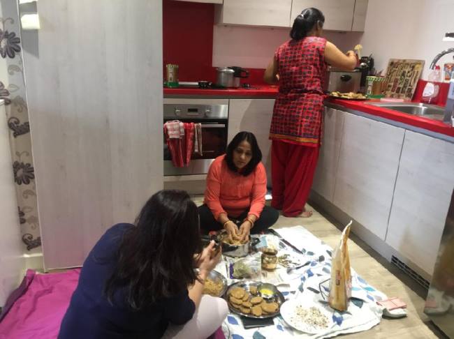 विदेश में भी रहकर नियमित रूप से करते हैं छठ पूजा - Chhath Puja is done  regularly in foreign countries