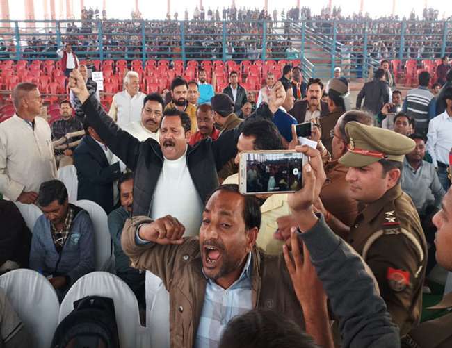 अलीगढ़ में मेयर के शपथ ग्रहण में राष्ट्रगीत का विरोध, मेयर की गाड़ी पर पथराव