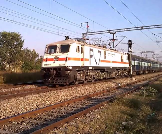 दिल्ली-हावड़ा रेल रूट पर ट्रेनों का गमनागमन घंटों प्रभावित