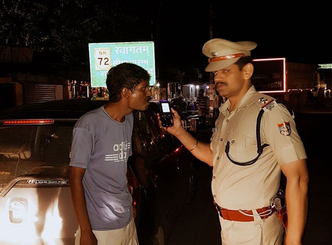 देहरादून में बिना अधिकार चालान का जुर्माना वसूल रही पुलिस, पढ़िए पूरी खबर -  Police recovering challan penalty without rights in dehradun