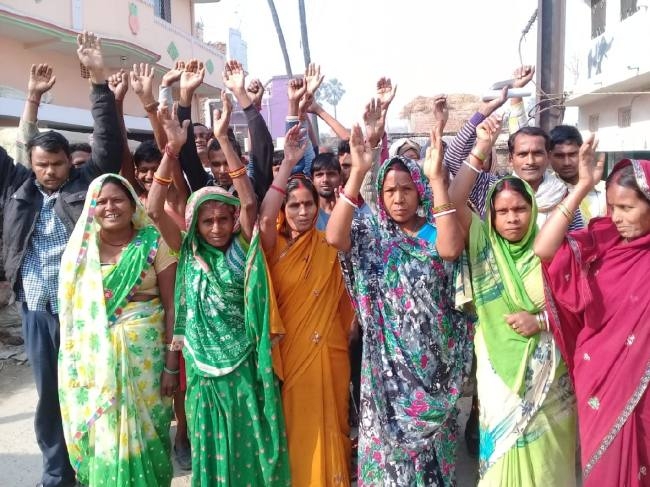 जर्जर तार को बदले जाने की मांग को गामीणों ने किया प्रदर्शन