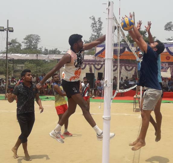 वालीबाल में लखनऊ ने वाराणसी को हराया Lucknow defeats Varanasi in