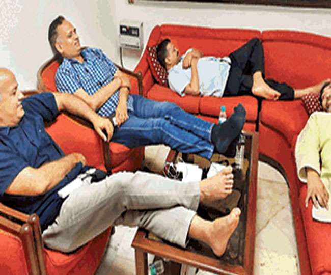 LG हाउस पर सियासी ड्रामा जारी, अब मनीष सिसोदिया भी बैठे अनिश्चितकालीन अनशन पर