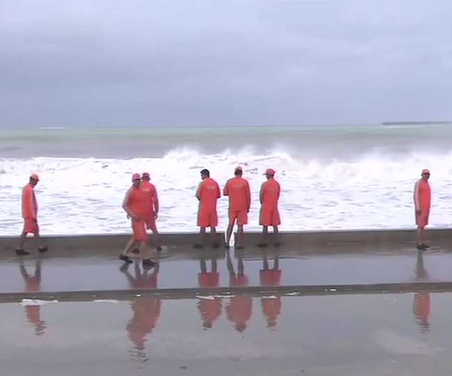 Cyclone Vayu Live: गुजरात तट को छू कर निकल जाएगा तूफान वायु, खतरा अभी भी बरकरार, NDRF, आर्मी और नेवी तैनात