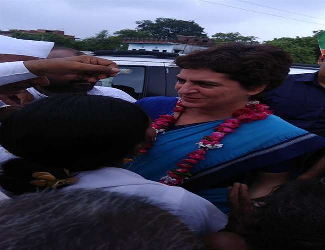 मिर्जापुर के नरायनपुर में भारी भीड़ देख रुकीं प्रियंका, महिलाओं ने किया स्वागत
