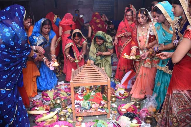 सुहाग की सलामती को निर्जला व्रत, शिव-गौरी की पूजा -