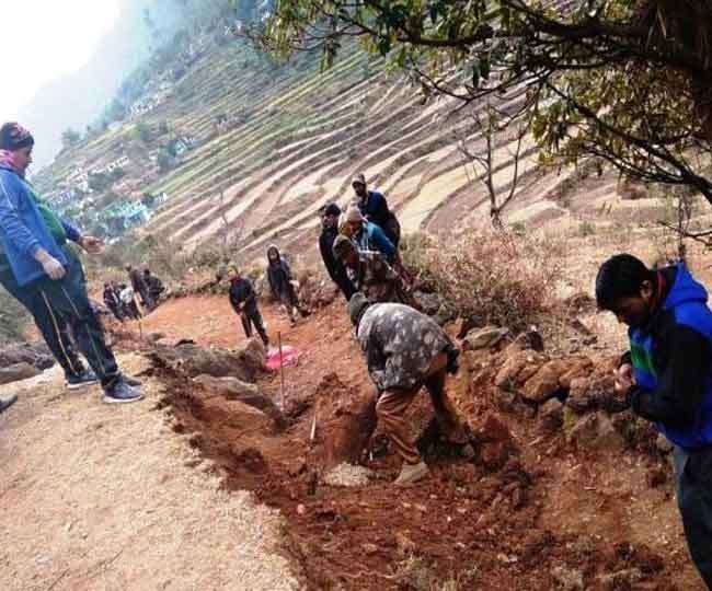 इस गांव के ग्रामीण बने मांझी, खुद बना रहे गांव की सड़क