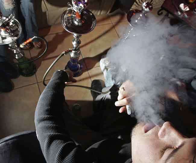 फ्लेवर्ड धुएं की आड़ में नशा परोस रहे हुक्का बार, पढ़िए पूरी खबर Drugs is being given at the