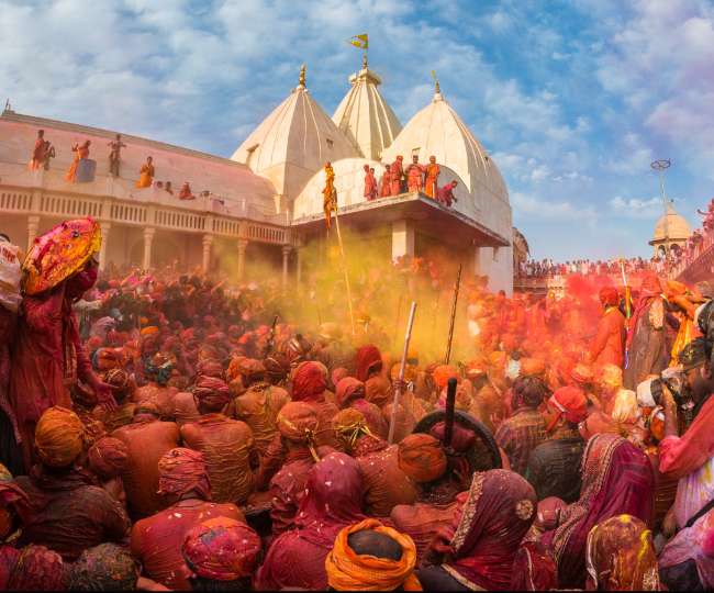 Barsana, Mathura  Vrindavan Holi 2019 Celebration: फूल, लड्डू और  लाठी-डंडों के साथ खेली जाती है यहां होली - Holi 2019 Know all about Barsana  Mathura and Vrindavan Holi Celebration