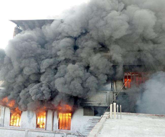 धमाके से दहला कपड़ा फैक्टरी धमाके से दहला कपड़ा फैक्टरी