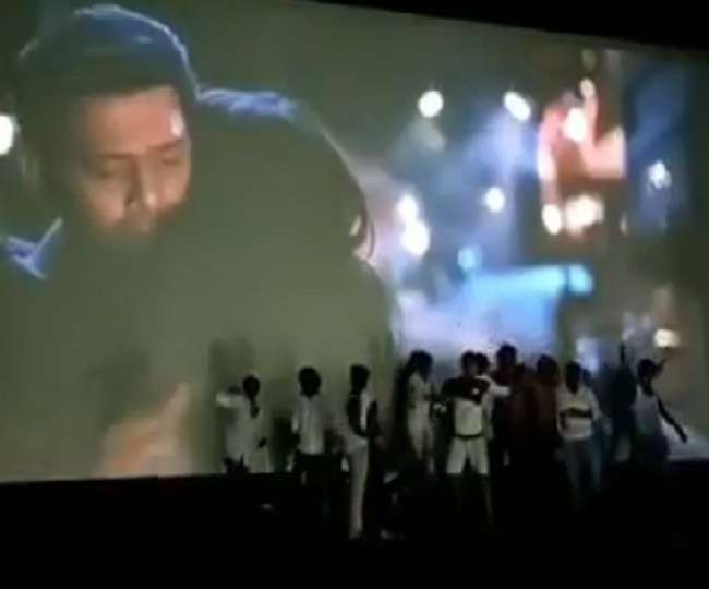 Prabhas की दीवानगी! Saaho का टीजर देख उतावले हुए फैंस, टी शर्ट उतारकर थिएटर में ही करने लगे डांस
