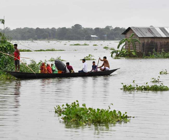 સમગ્ર દેશમાં બિહાર અને આસામમાં વરસાદ અને પૂરને લીધે 20 થી વધુ લોકોના મોત થયા છે.