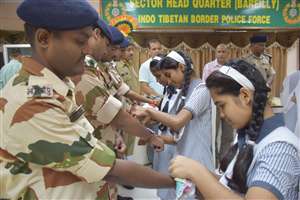 दैनिक जागरण भारत रक्षा पर्व : बहनों ने जवानों की कलाइयों पर बांधा रक्षासूत्र Bareilly News