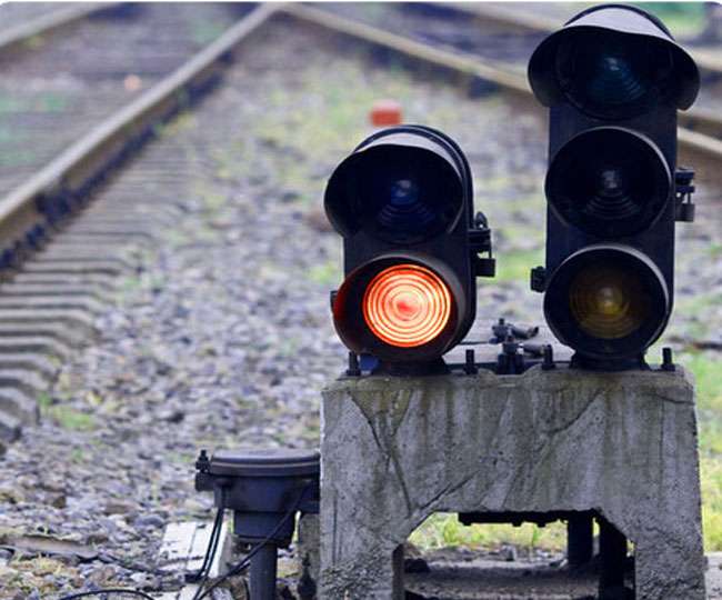 Зеленый светофор жд. Маневровый карликовый светофор. Карликовые светофоры. Железнодорожная сигнализация. Семафор железная дорога.