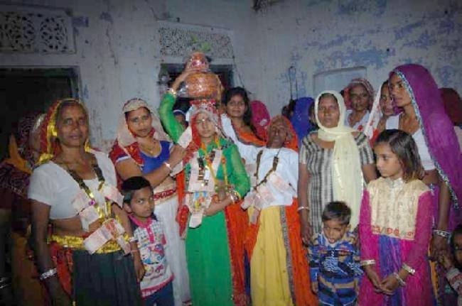 कन्या जन्म पर कुआं पूजन कर मनाई खुशी