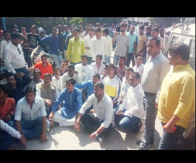 MP Election 2018: इंदौर में भाजपा-कांग्रेसियों में मारपीट, देखें VIDEO - MP  Election 2018 Dispute in BJP and Congress workers in Indore