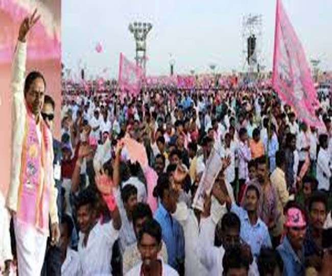 तेलंगाना विधानसभा चुनाव में गुलाबी रंग के बैलट पेपर्स को लेकर विवाद