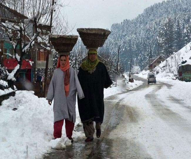 कश्मीर में पहाड़ों पर फिर बर्फबारी, निचले इलाकों में बारिश से ठंड बढ़ी