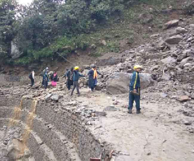 केदारनाथ मार्ग पर बढ़ा खतरा, गौरीकुंड हाईवे पर पहाड़ी से पत्थरों की बरसात; नौ जिलों में अलर्ट