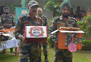 दैनिक जागरण के 'भारत रक्षा पर्व' के तहत सरहद पर पहुंचीं राखियां जवानों का हौसला बुलंद