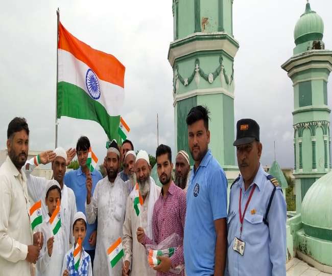 मुस्लिमों ने मस्जिद में फहराया तिरंगा, बोले- देश पहले है और मजहब बाद में -  Muslims hoisted Indian Flag in mosque on Independence Day 2019 jagran  special