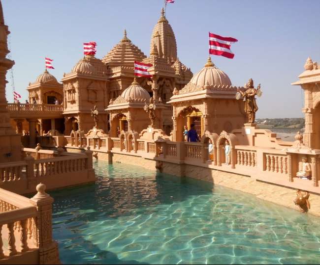 महल में घूमने जैसा एहसास कराता है वडोदरा का नीलकंठ धाम मंदिर