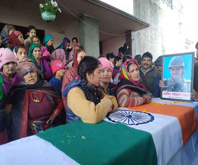 शहीद मोहनलाल और वीरेंद्र की शवयात्रा में उमड़ी भीड़, दून के बाजार बंद