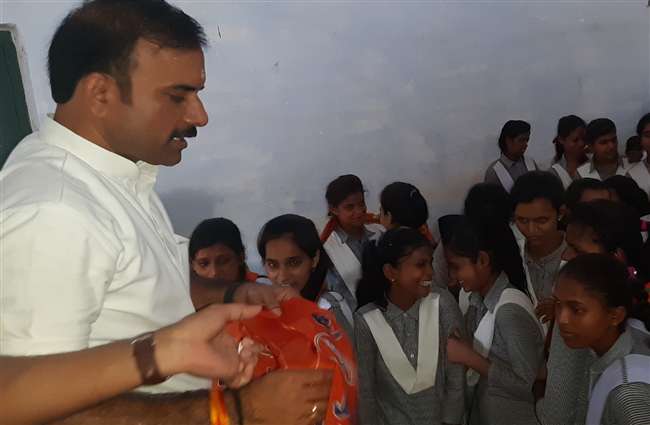चंदौली के सैयदराजा इंटर कालेज में विधायक ने छात्रों को दिला दी 'भाजपा की सदस्यता'