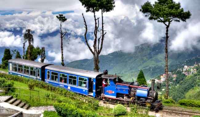 पहाड़ो की रानी दार्जिलिंग बेहद खूबसूरत और रोमांचक है