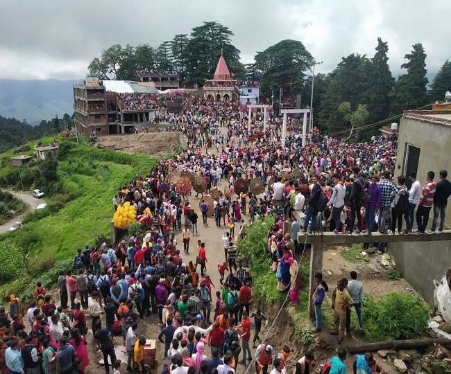 देवीधुरा स्थित मां बाराही देवी के आंगन में इस बार नौ मिनट चली बग्वाल, 122 रणबांकुरे हुए घायल