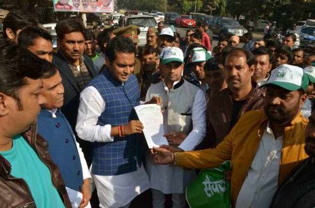 पैदल मार्च निकालकर किया विधायक कार्यालय का घेराव - dsadsa dsas