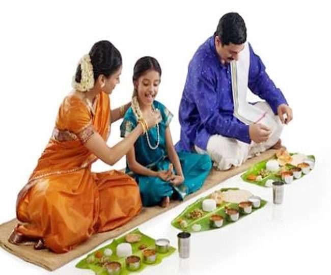 यूं ही नहीं रही है जमीन पर बैठकर खाने की परंपरा, इसके फायदे जान हो