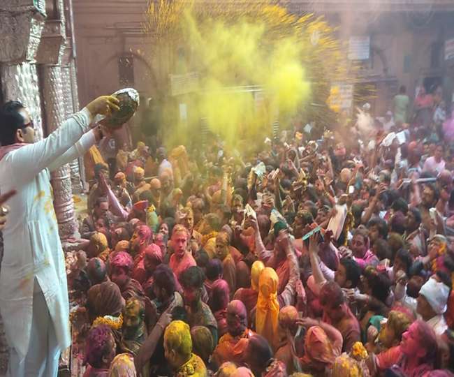 Holi Special: पहली बार सुबह से बांके बिहारी खेले होली, द्वारिकाधीश कुंज में  विराजे - Holi celebrate in Banke bihari temple Jagran Special