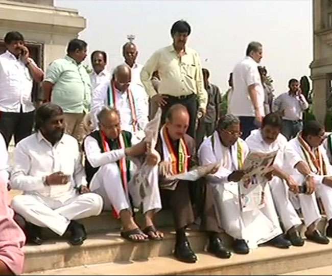 कर्नाटक: येद्दयुरप्पा की शपथ के बाद बौखलाई कांग्रेस सड़क पर उतरी, भाजपा को घेरा