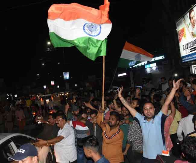 पाकिस्‍तान पर भारत की जीत पर झूम उठा दून, देर रात सड़कों पर मना जश्न Dehradun News