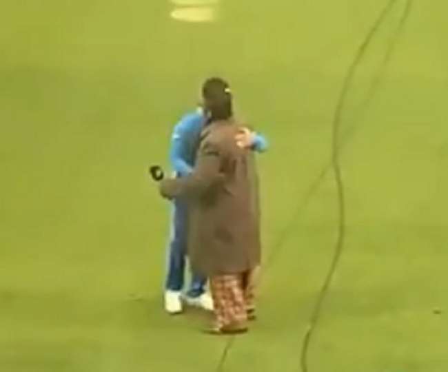India की जीत के बाद Ranveer Singh ने स्टेडियम में Virat Kohli को लगाया गले, VIDEO VIRAL
