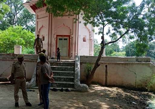 फतेहपुर मदरसा कांड : गांव के मंदिरों में बढ़ाई सुरक्षा, दहशत इतनी कि स्कूल खुले पर नहीं पहुंचे बच्चे Fatehpur News