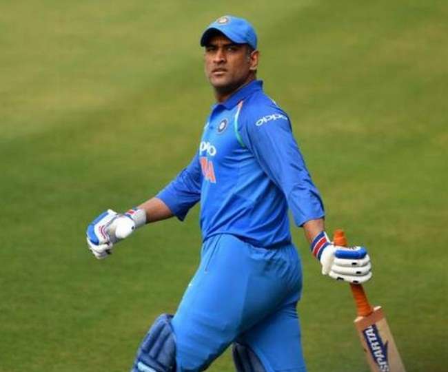 कोच का खुलासा- MS Dhoni के घरवाले भी चाहते हैं कि वे संन्यास ले लें