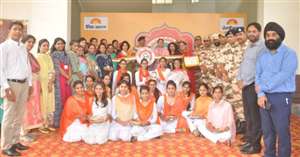 जवानों की कलाई पर बहनों ने बांधा रक्षा सूत्र, छात्राओं में सेल्फी लेने को मची होड़