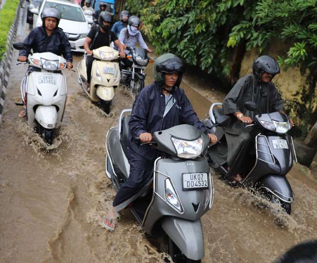 बारिश से देहरादून में सड़के बनी तालाब, लोग रहे परेशान Dehradun News