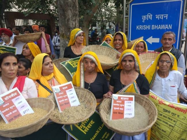 किसान महिलाओं ने कृषि मंत्रालय के सामने किया प्रदर्शन