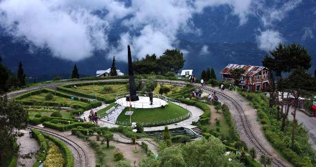 6,710 फीट की ऊंचाई पर बसा दार्जिलिंग, टॉय ट्रेन, जंगल और चाय के बागान ऐसी है यहां की खूबसूरती - A complete tour guide to darjeeling hill station