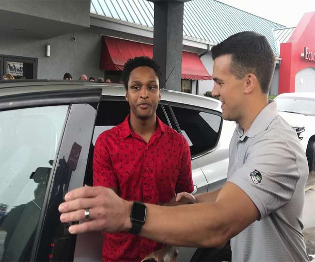 20 मील पैदल चलकर वक्त पर ऑफिस पहुंचा ये शख्स, बॉस ने खुश होकर सौंंप दी कार