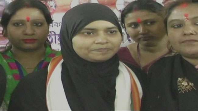 इशरत जहां के हनुमान चालीसा पाठ में शामिल होने पर मचा बवाल, मिला घर खाली करने का फरमान