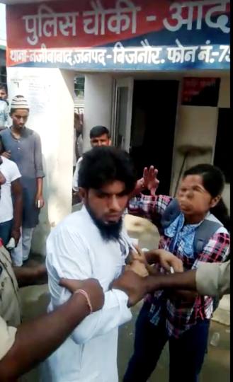 छात्रा ने सरेराह उतार दिया आशिकी का 'भूत'