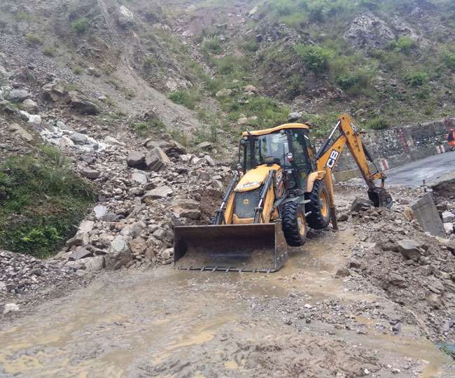 भूस्खलन बढ़ा रहा मुश्किलें, बदरीनाथ हाईवे बंद; 500 से ज्यादा यात्री फंसे