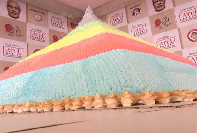 दुनिया का सबसे बड़ा जाफ़ा केक बनाकर तोड़ा अपना ही वर्ल्ड रिकॉर्ड, सामान्य  केक का 6 हज़ार गुना था आकार - broke his own world record by making the  worlds largest jaffa