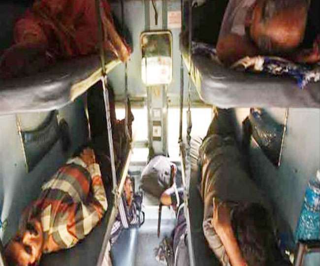 ट्रेन में सोने के समय में एक घंटे की कटौती
