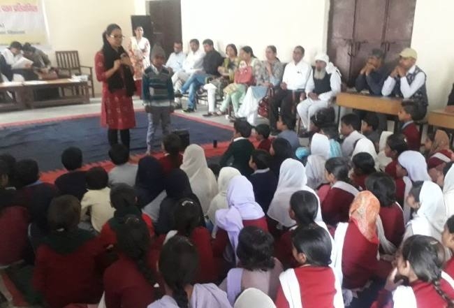 छात्राओं से गुड टच और बैड टच पर हुई चर्चा