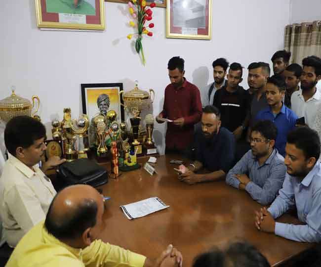 अंकों पर असंतोष जताते हुए आर्यन संगठन ने डीएवी के प्राचार्य को घेरा Dehradun News